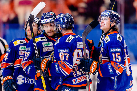 Växjös Arvid Lundberg och Dominik Bokk jublar