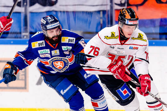 Örebros Jere Sallinen jagas av Växjös Linus Fröberg