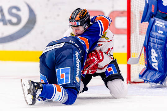Gruff mellan Växjös Peter Andersson och Örebros Shane