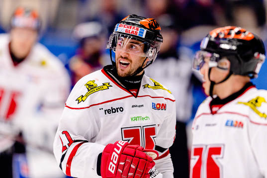 Örebros Aaron Palushaj visar känslor