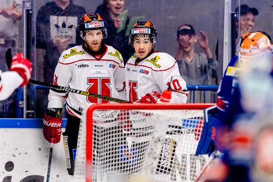 Örebros Tom Wandell och Shane Harper jublar