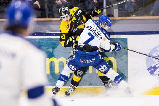 Leksands Lucas Nordsäter tacklar Västerås Fredrik Hetta