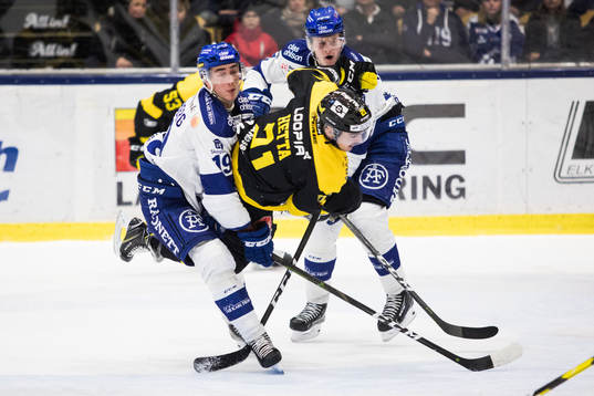 Västerås Fredrik Hetta tacklas av Leksands Tobias Forsberg