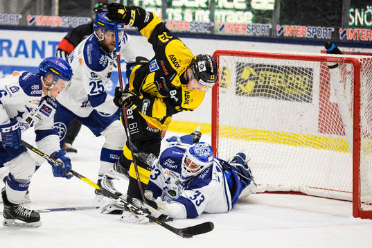 Västerås Kalle Östman och Leksands målvakt Axel Brage