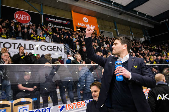 Västerås tränare Thomas Paananen jublar