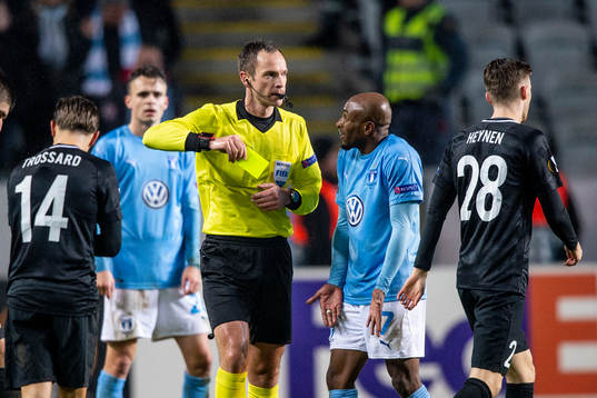 Referee Miroslav Zelinka give Fouad Bachirou a yellow card