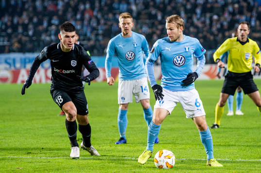 Ruslan Malinovskyi of Genk and Oscar Lewicki of Malmö FF