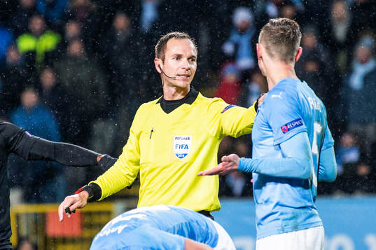 Referee Miroslav Zelinka and Sören Rieks of Malmö FF