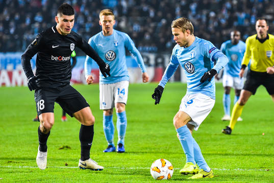 Ruslan Malinovskyi of Genk and Oscar Lewicki of Malmö FF