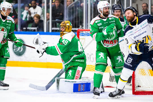 Rögles målvakt Justin Pogge räddar