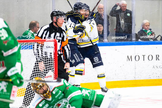 s Oscar Sundh jublar med Sebastian Wännström