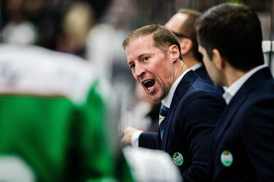 Rögles tränare Cam Abbott reagerar