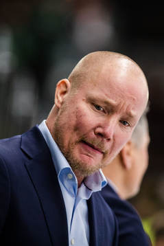 s assisterande tränare Jonas