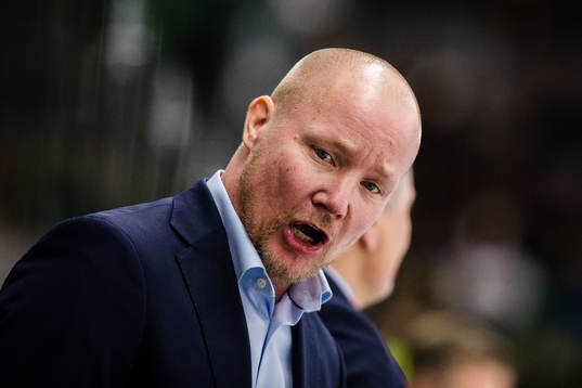 s assisterande tränare Jonas