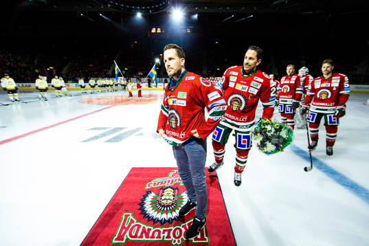 IFK Göteborgs Tobias Hysén blir hyllad av Frölundas Joel