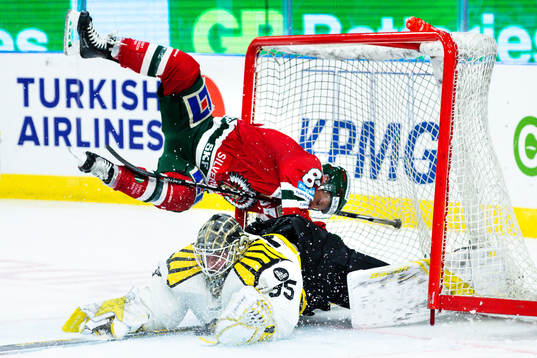 Frölundas Ryan Lasch kör ihop med Brynäs målvakt David