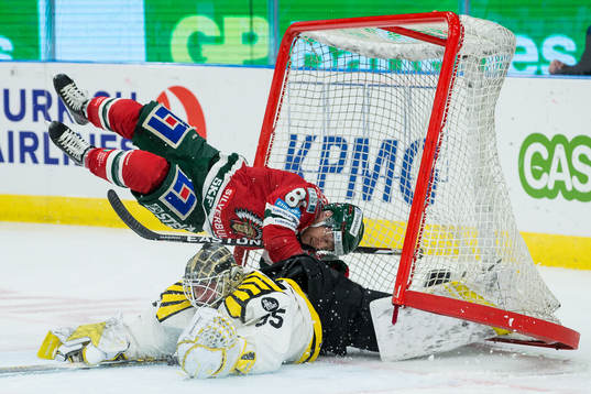 Frölundas Ryan Lasch kör ihop med Brynäs målvakt David