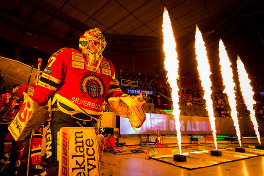 Frölundas målvakt Johan Gustafsson på väg ut