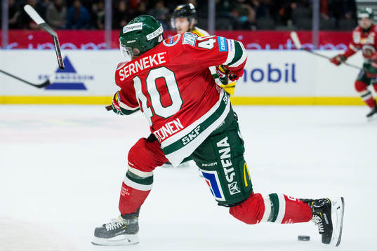 Frölundas Joel Mustonen skjuter av sin klubba