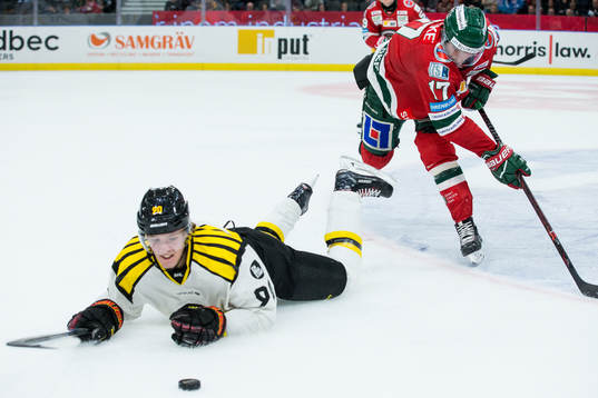 Frölundas Sebastian Stålberg tacklar Brynäs Jesper