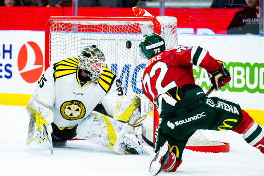Frölundas Patrik Carlsson gör 1-0 bakom Brynäs målvakt
