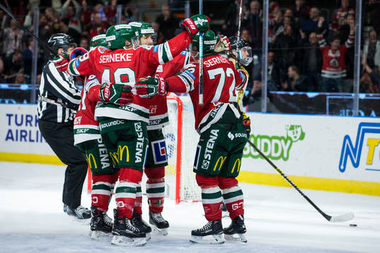 Frölundas Patrik Carlsson jublar med lagkamrater