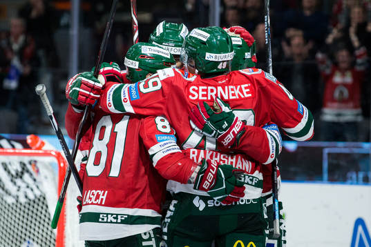Frölundas Patrik Carlsson jublar med lagkamrater