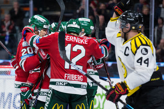 Frölundas Patrik Carlsson jublar med lagkamrater