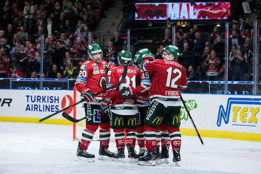 Frölundas Patrik Carlsson jublar med lagkamrater