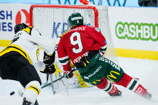 Frölundas Tim Söderlund bryter in framför Brynäs