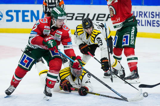 Frölundas Pathrik Westerholm före liggande Brynäs Simon