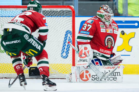 Frölundas målvakt Johan Gustafsson räddar ett skott