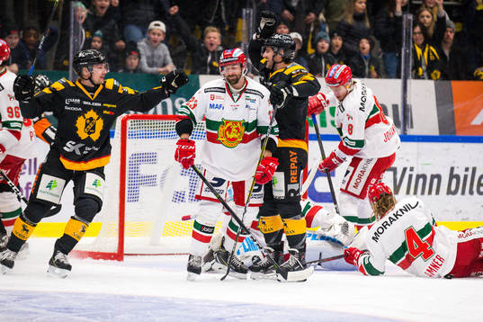 Skellefteås Adam Pettersson och Bud Holloway jublar