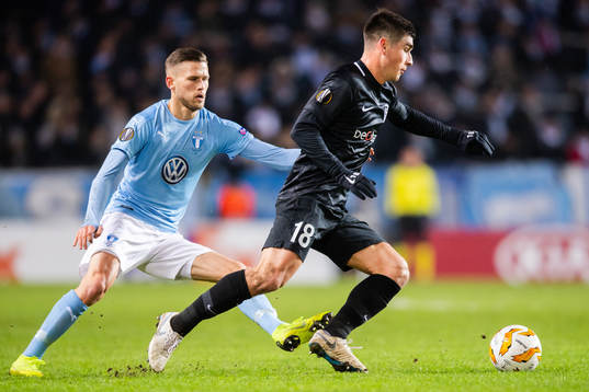 Arnór Ingvi Traustason of Malmö FF and Ruslan Malinovskyi