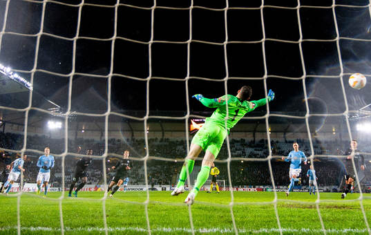 Oscar Lewicki of Malmö FF scores the 1-2 goal behind