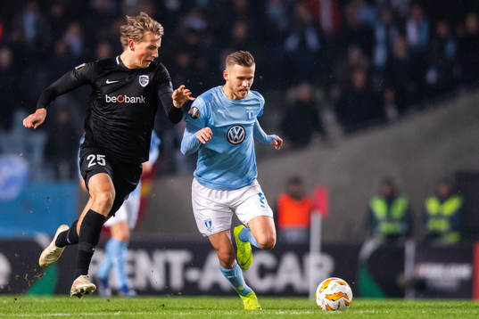 Sander Berge of Genk and Arnór Ingvi Traustason of Malmö