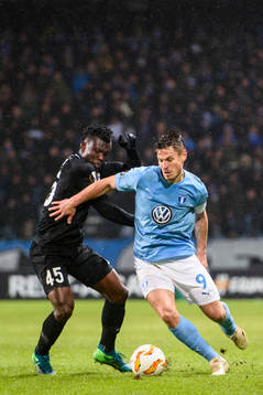 Joseph Aidoo of Genk and Markus Rosenberg of Malmö FF