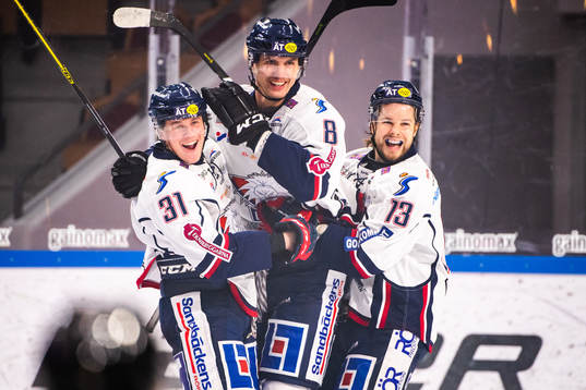 Linköpings Viktor Svedberg jublar med lagkamrater