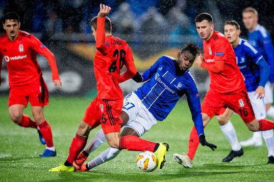 Dorukhan Toköz of Besiktas and Rashad Muhammed of