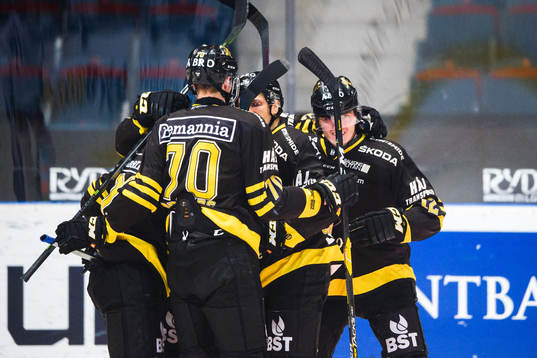s Max Lindholm jublar med lagkamrater