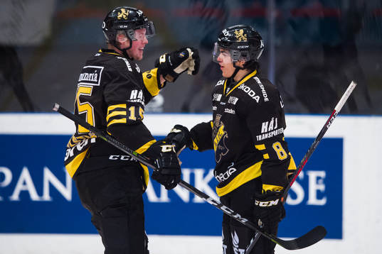 s Lukas Macklin jublar med Fredrik Karlström