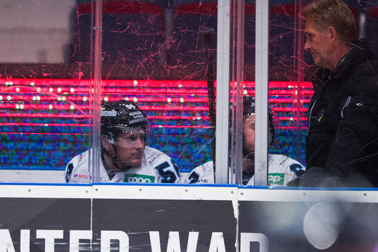 Två karlsoda spelare sitter utvisade