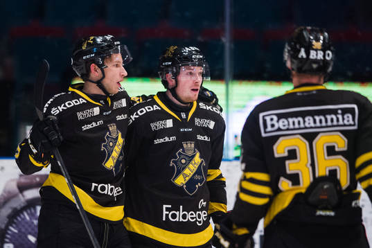 s Jesper Frödén jublar med lagkamrater