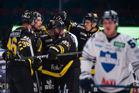 s Jesper Frödén jublar med lagkamrater