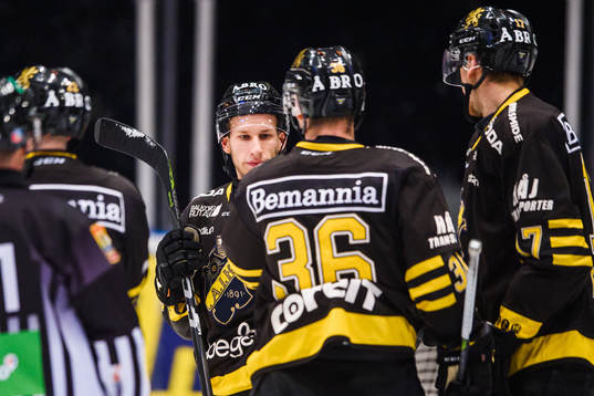 s Anton Holm jublar med lagkamrater
