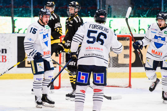 Karlskogas Gustaf Franzén jublar med lagkamrater
