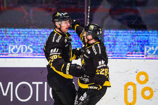 s Anton Holm jublar med Jesper Frödén