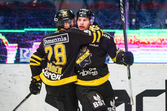 s Anton Holm jublar med Jesper Frödén