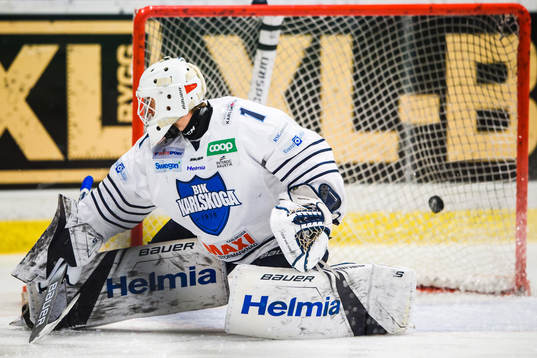 s Anton Holm (ej i bild) gör 5-3 bakom Karlskogas målvakt