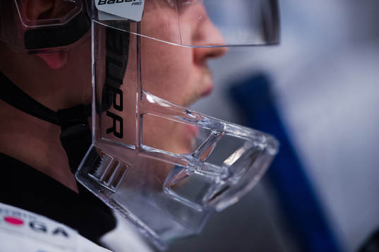 En spelare i Karlskoga har ett hakvisir